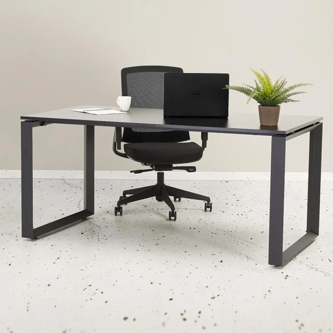 Bureau d'angle design 'BAKUS' en bois finition Noyer et métal noir