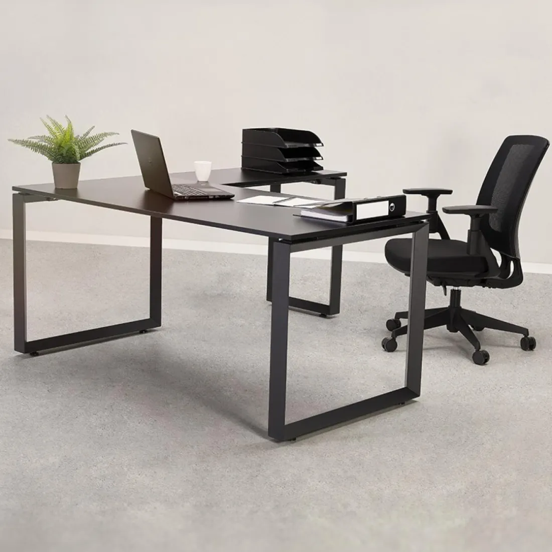 Bureau d'angle design 'BAKUS' en bois et métal noir