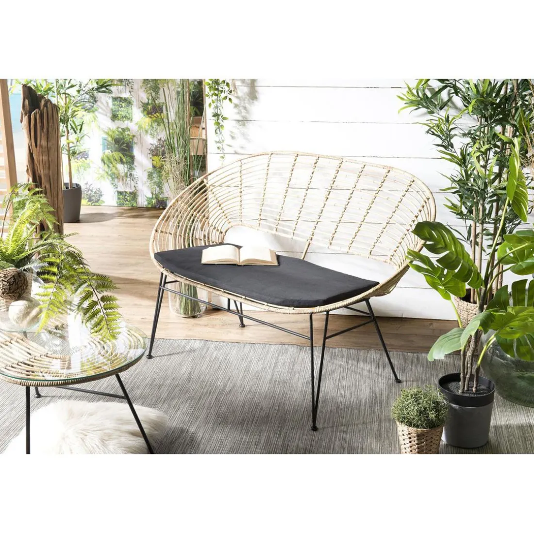 Canapé 2 Places CHLOE Rotin Naturel NEWPORT Coussin Noir Pieds Métal