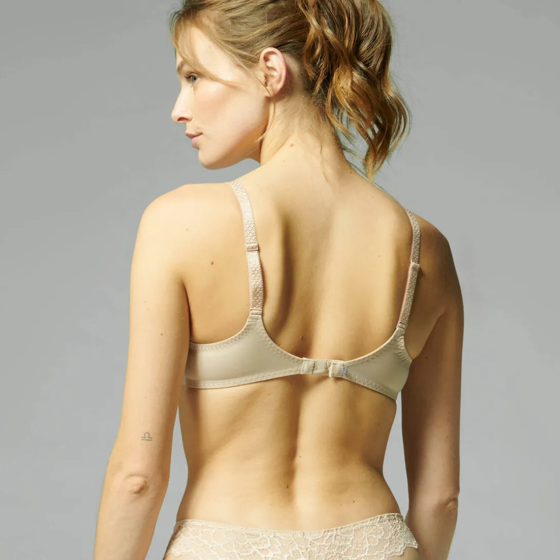 CARESSE Soutien-gorge avec armatures emboîtant