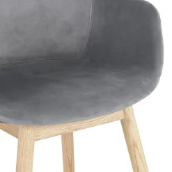 Chaise avec accoudoirs 'FRIDA' en velours gris et pieds en bois naturel