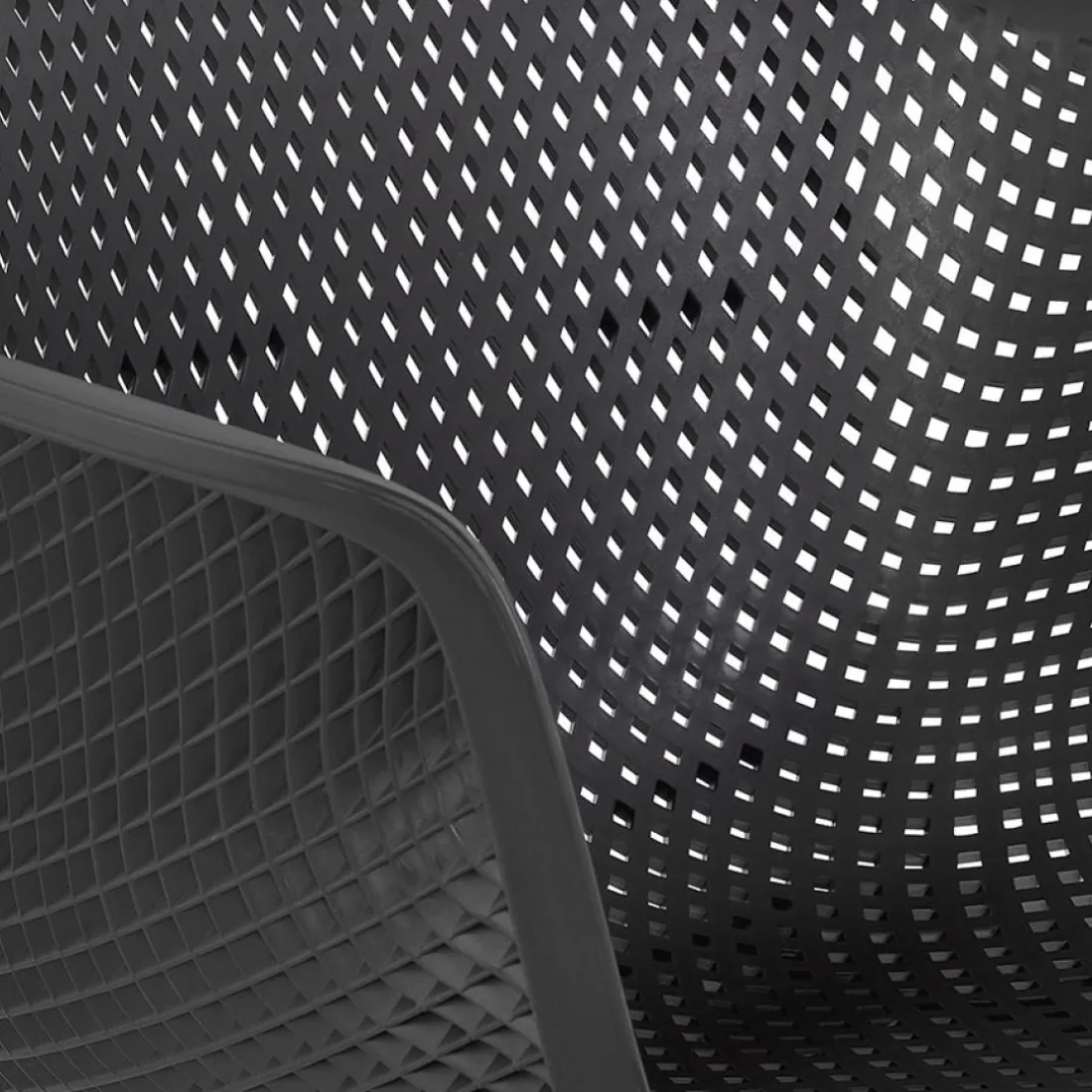 Chaise avec accoudoirs perforée 'DRAK' noire