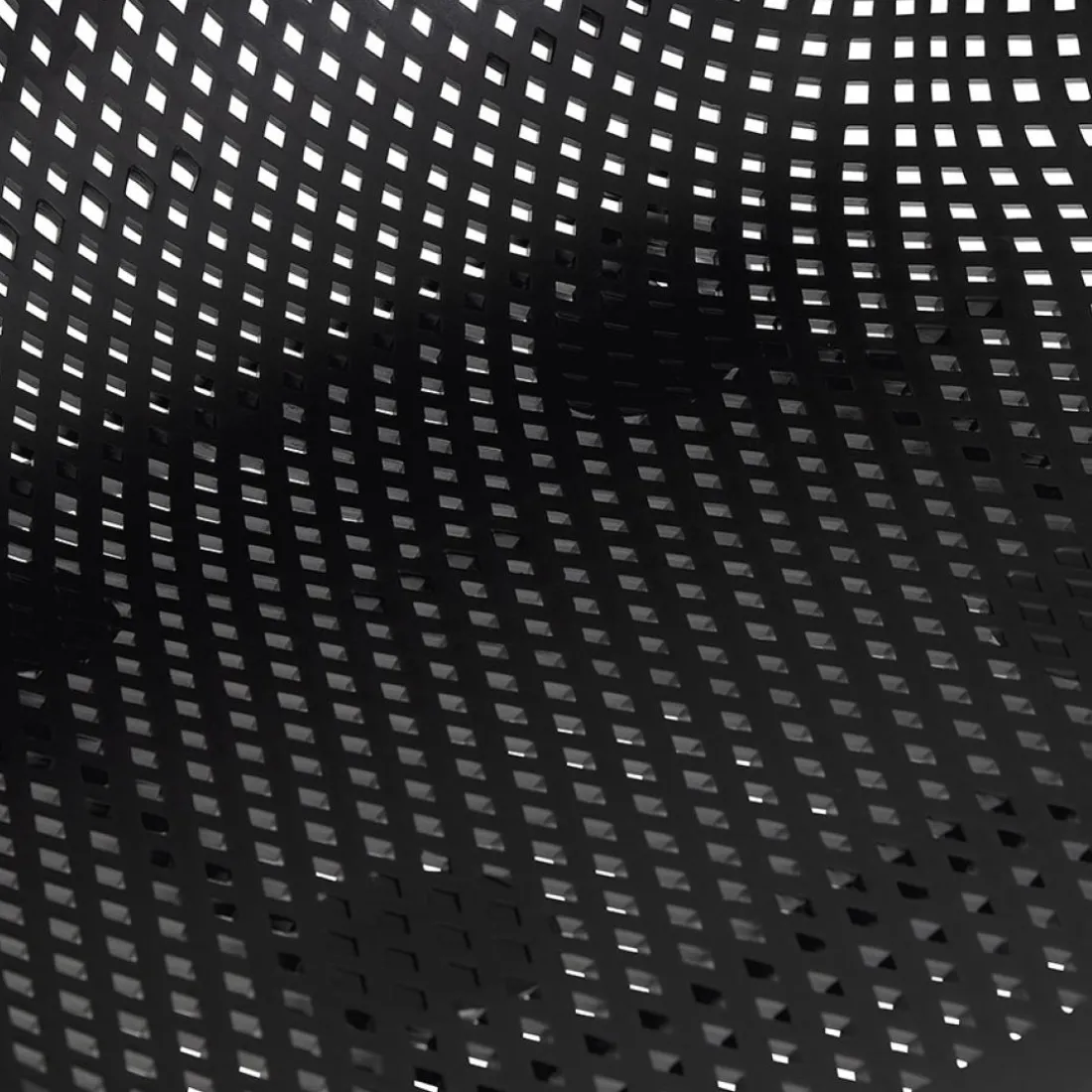 Chaise avec accoudoirs perforée 'DRAK' noire