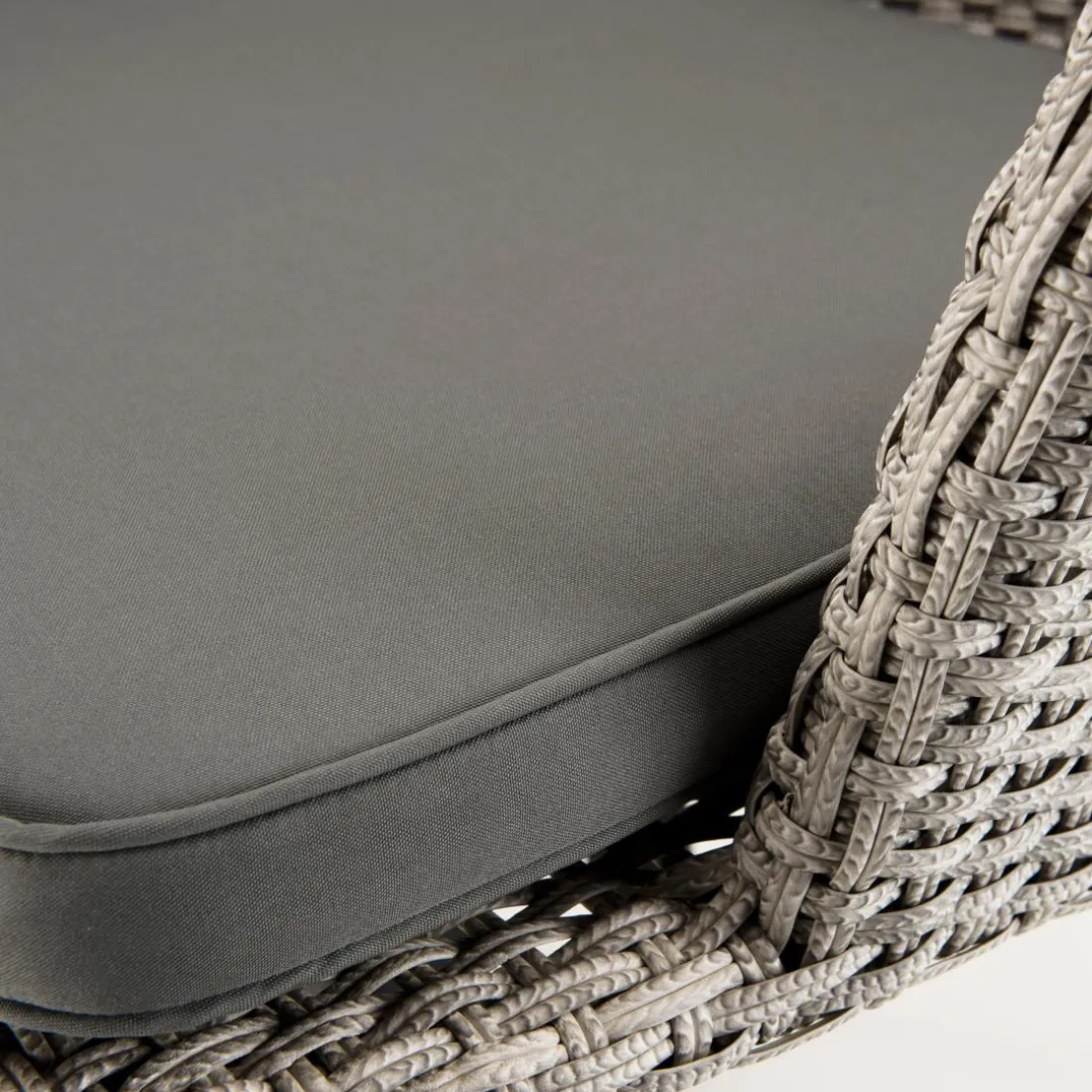 Chaise de jardin en rotin synthétique gris avec coussin gris pieds noirs en métal