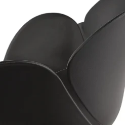 Chaise design scandinave 'PICATA' noire avec pieds en bois