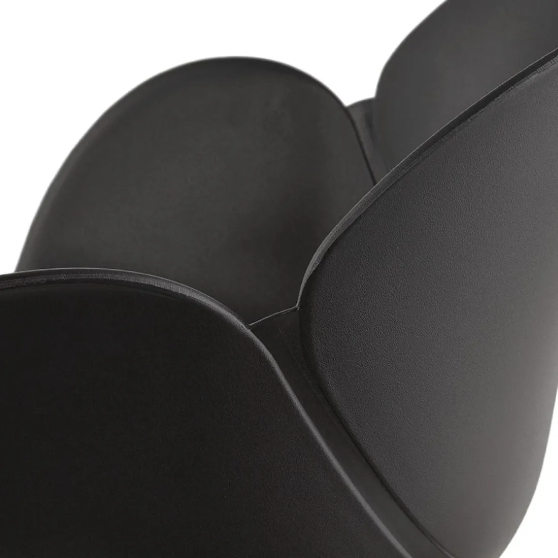 Chaise design scandinave 'PICATA' noire avec pieds en bois