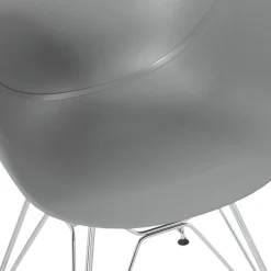 Chaise moderne 'UNAMI' grise en matière plastique avec pieds en métal chromé