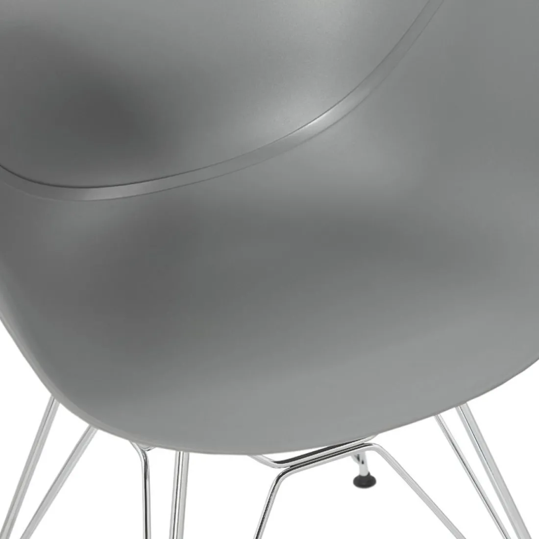 Chaise moderne 'UNAMI' grise en matière plastique avec pieds en métal chromé