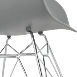 Chaise moderne 'UNAMI' grise en matière plastique avec pieds en métal chromé