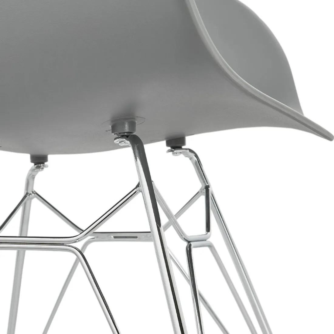 Chaise moderne 'UNAMI' grise en matière plastique avec pieds en métal chromé