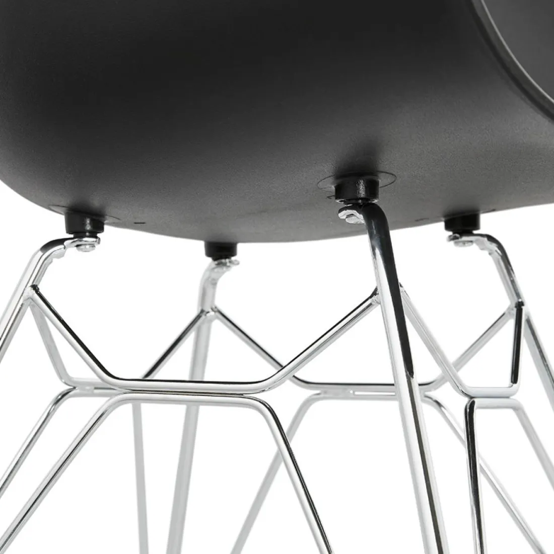 Chaise moderne 'UNAMI' noire en matière plastique avec pieds en métal chromé