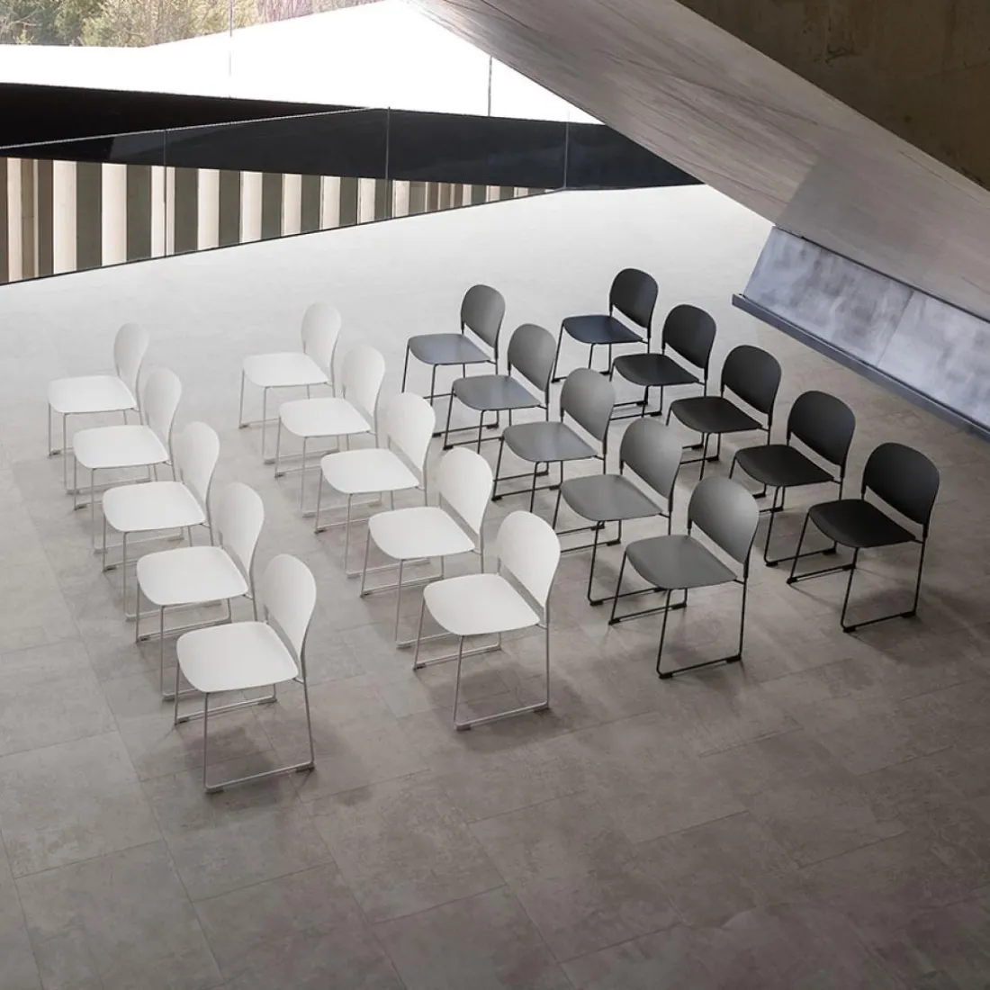 Chaise 'PILA' noire avec assise plastique et structure métal