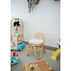 Chaise pour enfant avec assise confortable et sécurisée pour dessiner