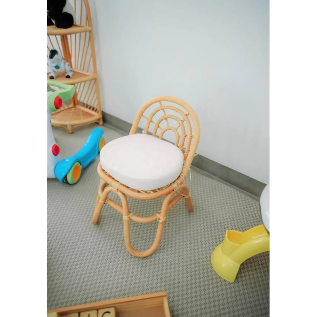 Chaise pour enfant avec assise confortable et sécurisée pour dessiner