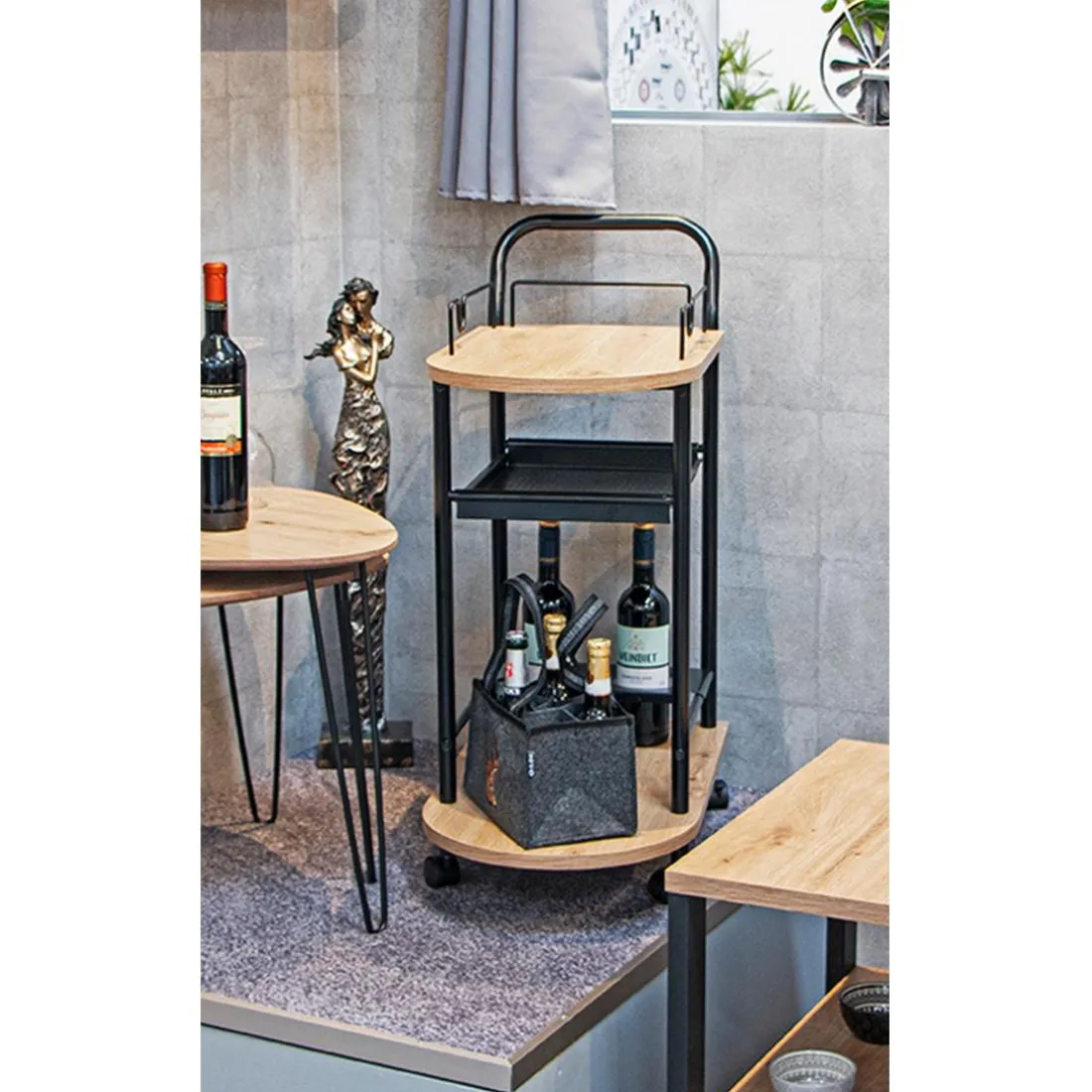 Chariot de cuisine en métal noir et étagères décor chêne clair
