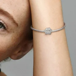 Charm empreinte de patte scintillante Pandora Moments