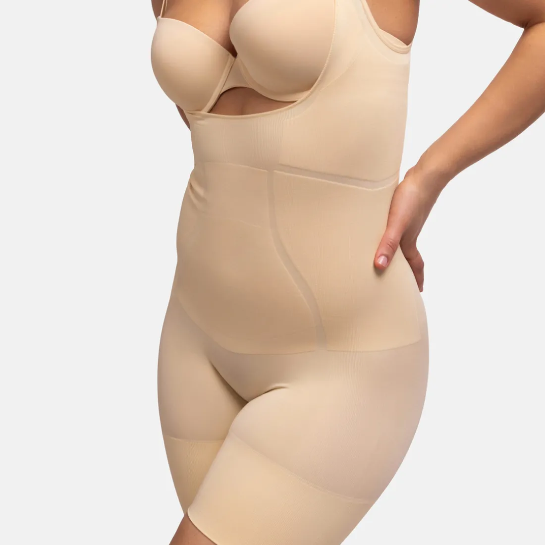 combinaison gainante à poitrine ouvert beige