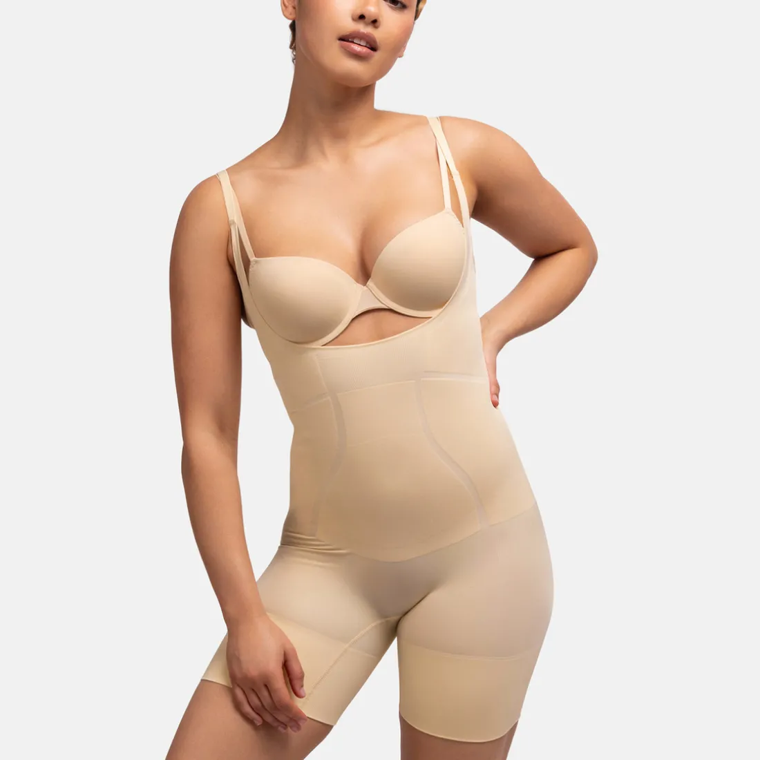 combinaison gainante à poitrine ouvert beige