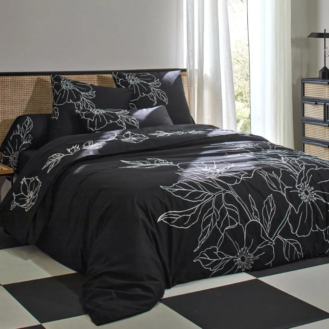 Drap plat grandes fleurs brodéesSUZON noir