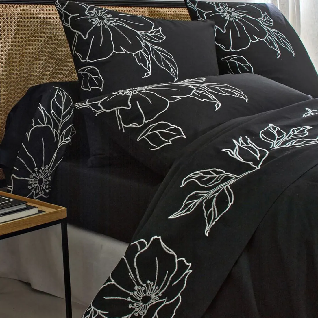 Drap plat grandes fleurs brodéesSUZON noir