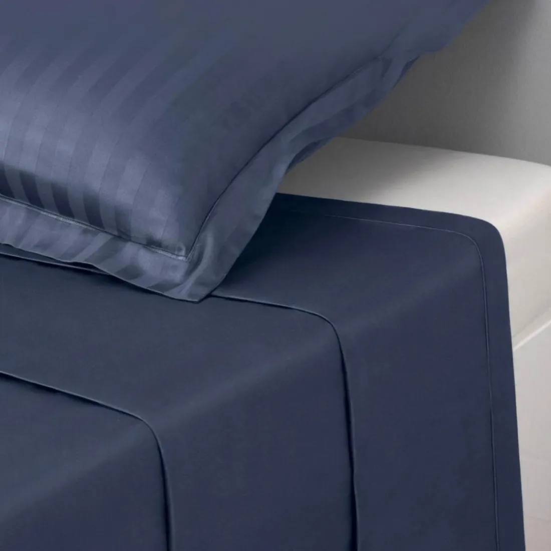 Drap plat uni satin de coton TERTIO® - Bleu Indigo