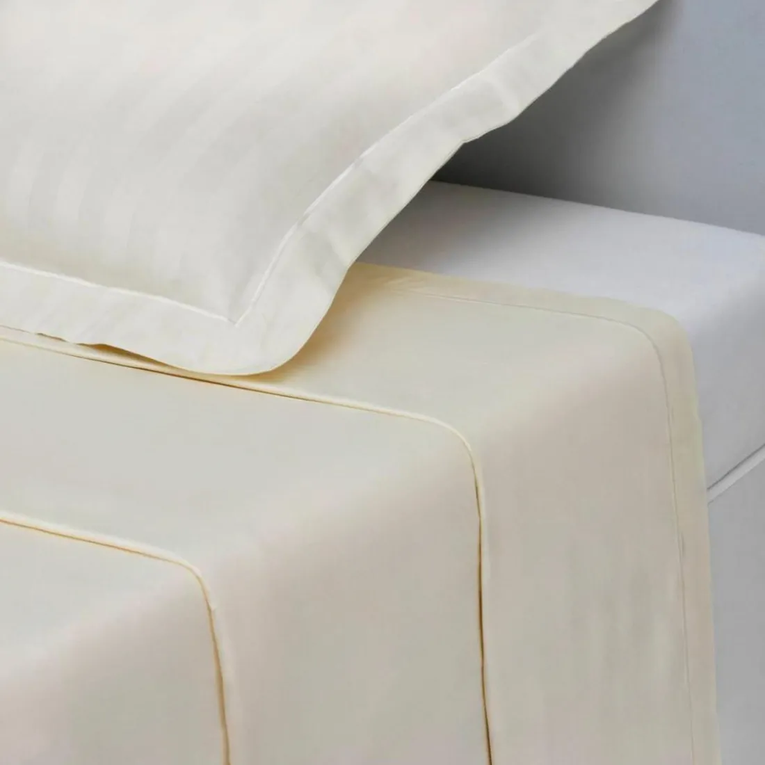 Drap plat uni satin de coton TERTIO® - Ecru