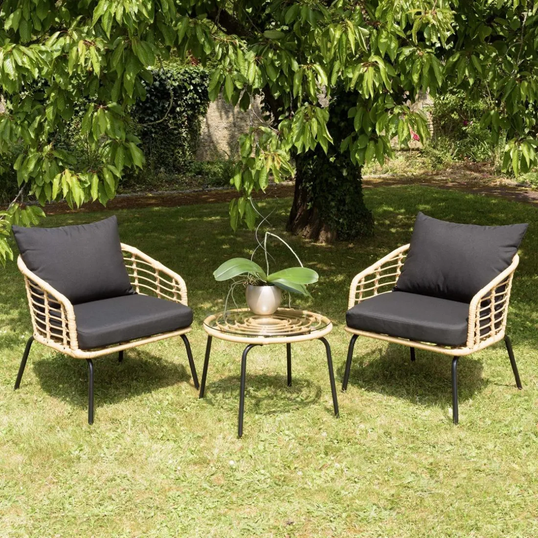 Ensemble de 2 fauteuils rotin synthétique et table basse ronde MALO
