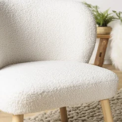 Fauteuil en tissu bouclette blanc pieds en bois