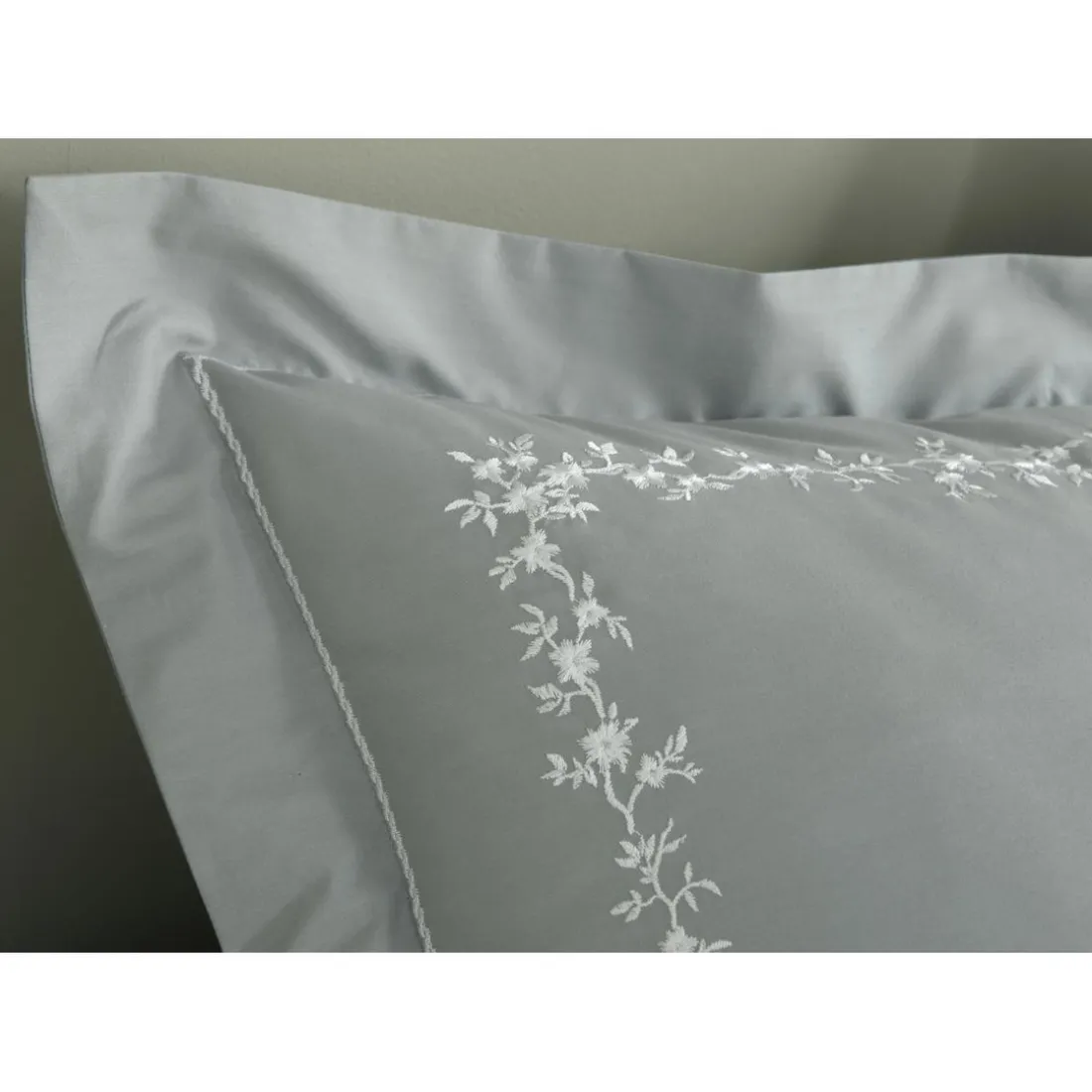 Housse de couette en percale de coton ADELE fleurs brodées et torsades- gris