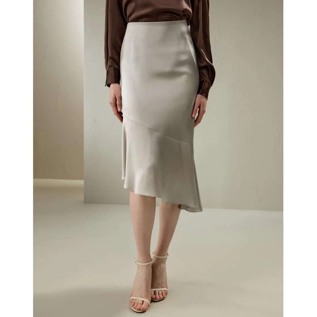 Jupe asymétrique en queue en soie gris argenté