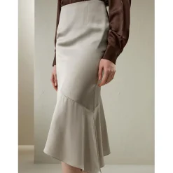 Jupe asymétrique en queue en soie gris argenté