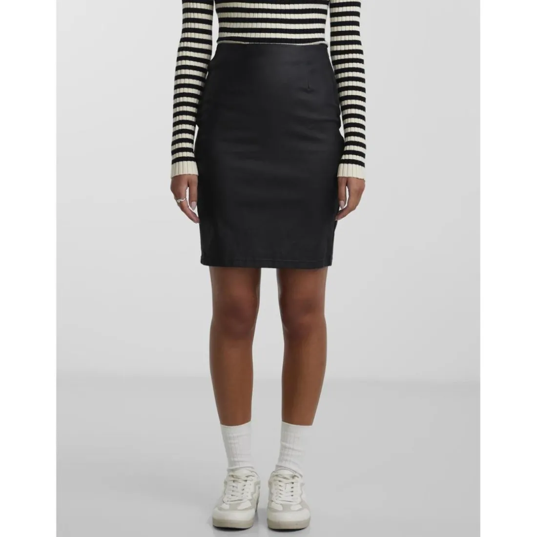 Jupe mini en simili-cuir noir
