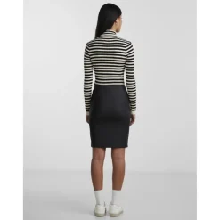 Jupe mini en simili-cuir noir