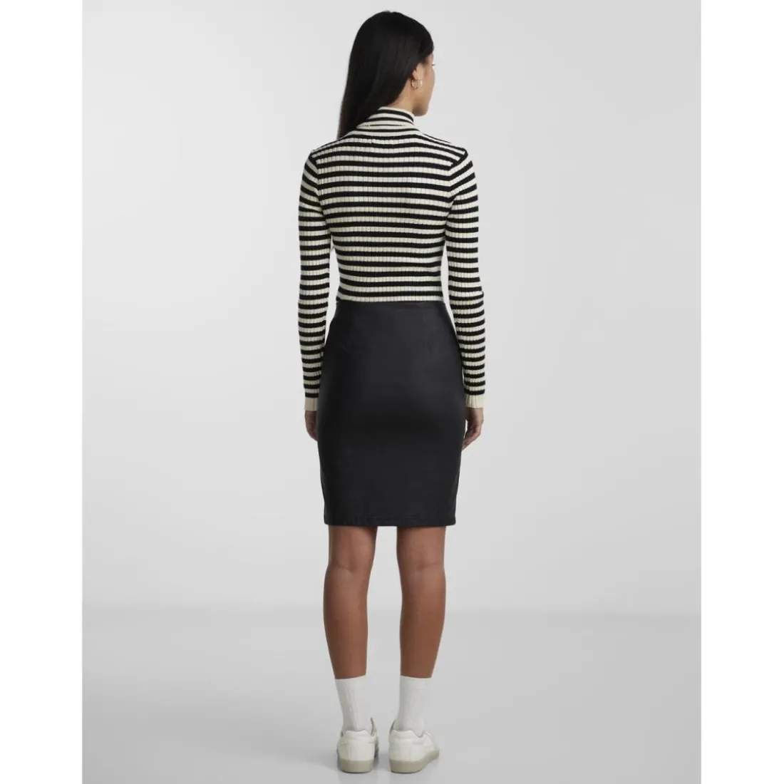 Jupe mini en simili-cuir noir
