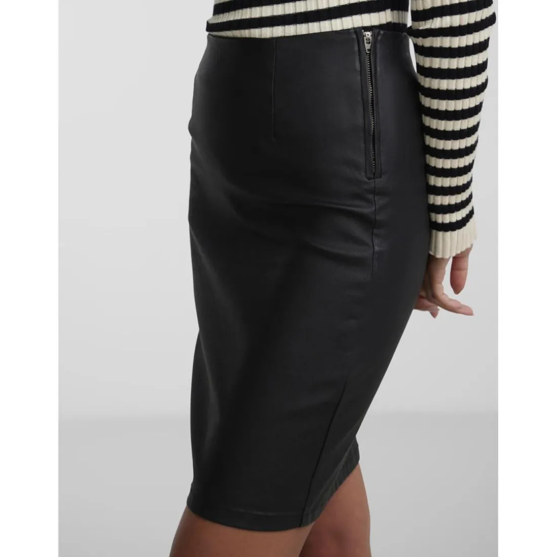 Jupe mini en simili-cuir noir