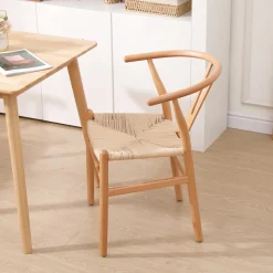 La chaise de table ROSARIO design moderne et sa structure en bois massif