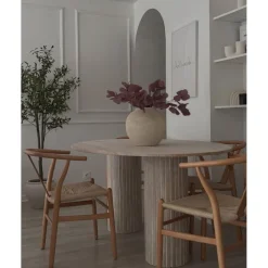 La chaise de table ROSARIO design moderne et sa structure en bois massif