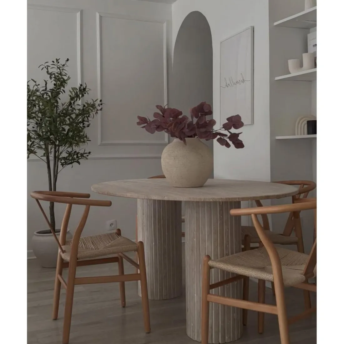 La chaise de table ROSARIO design moderne et sa structure en bois massif