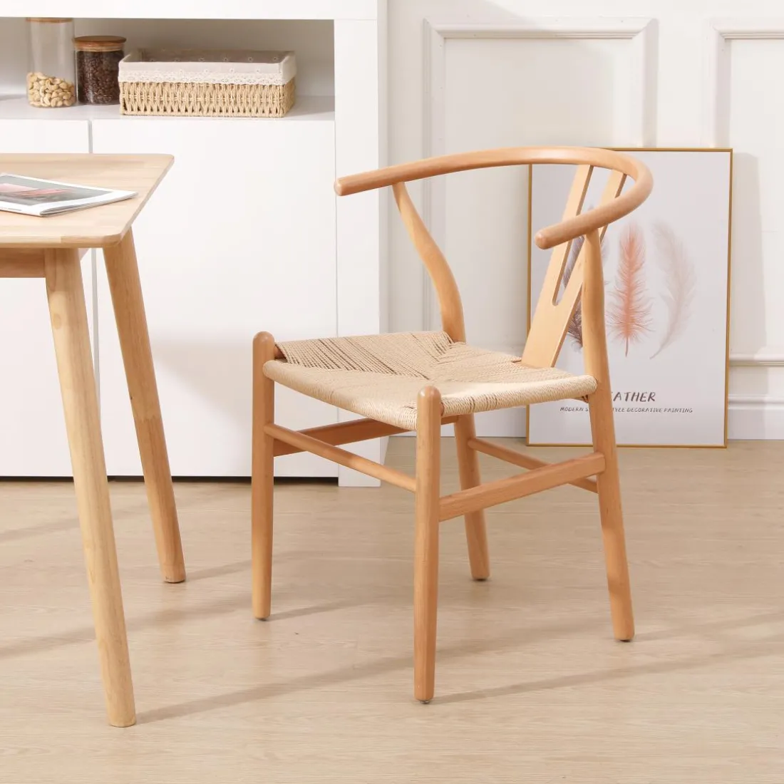 La chaise de table ROSARIO design moderne et sa structure en bois massif