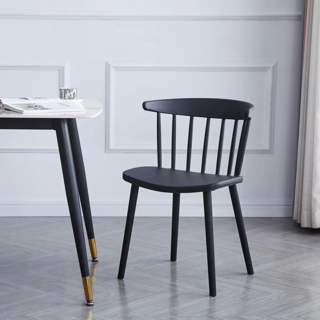 La chaise EXCHANGE avec design scandinave Noir