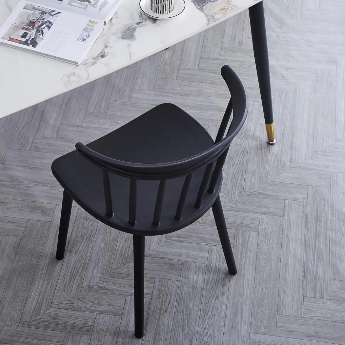 La chaise EXCHANGE avec design scandinave Noir
