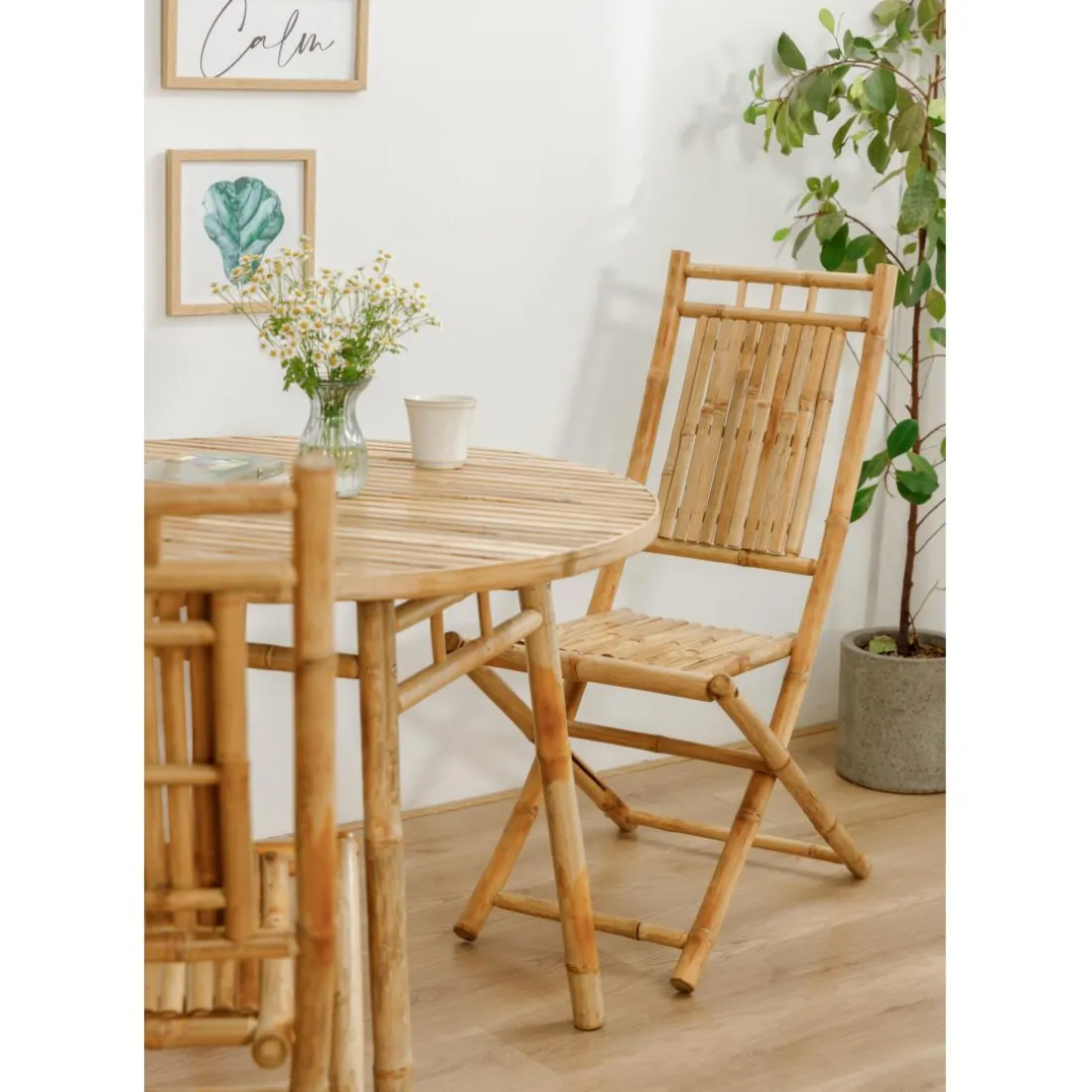 La chaise MEDAN design moderne et sa structure en bois massif