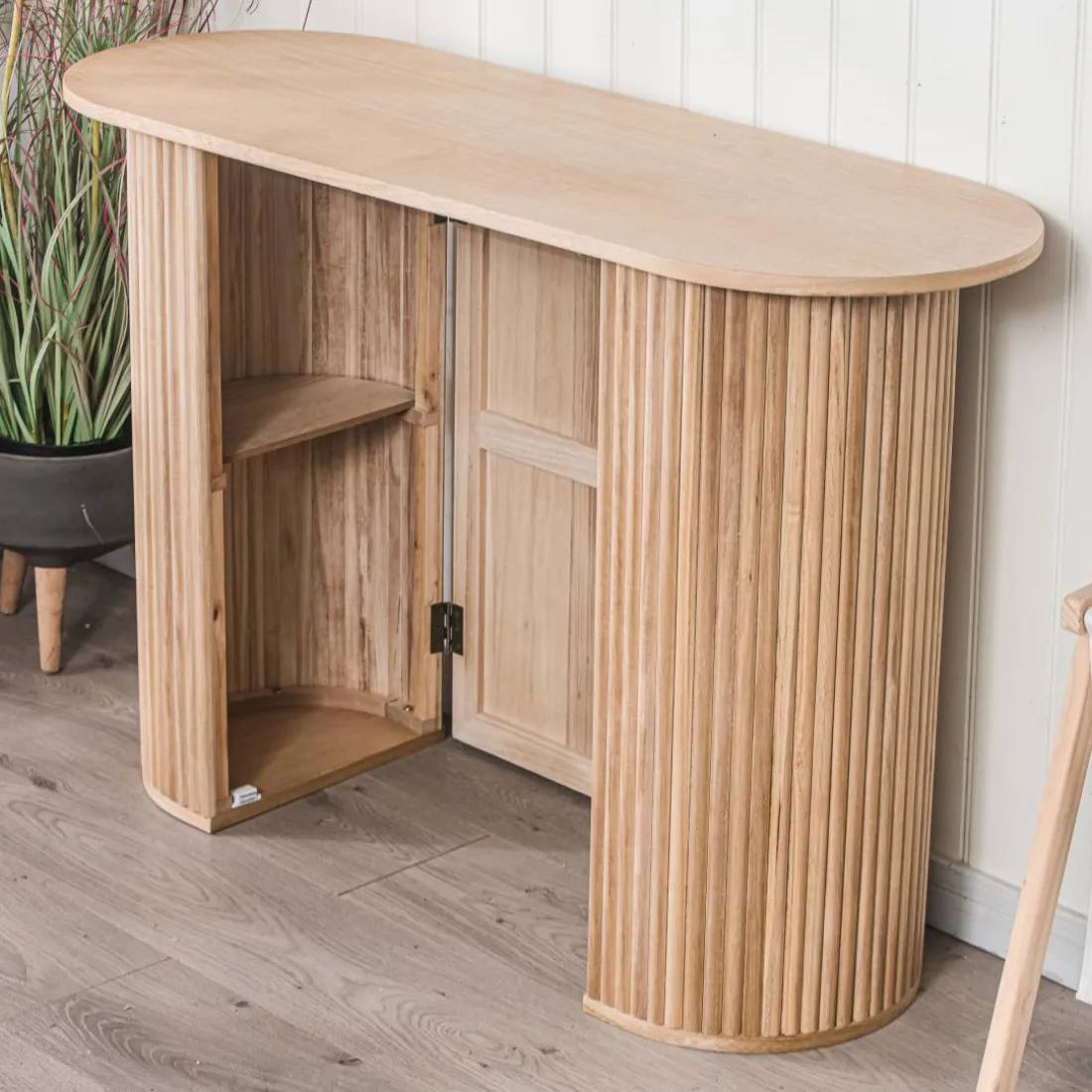 La console PIREUS son design scandinave et sa structure en bois massif