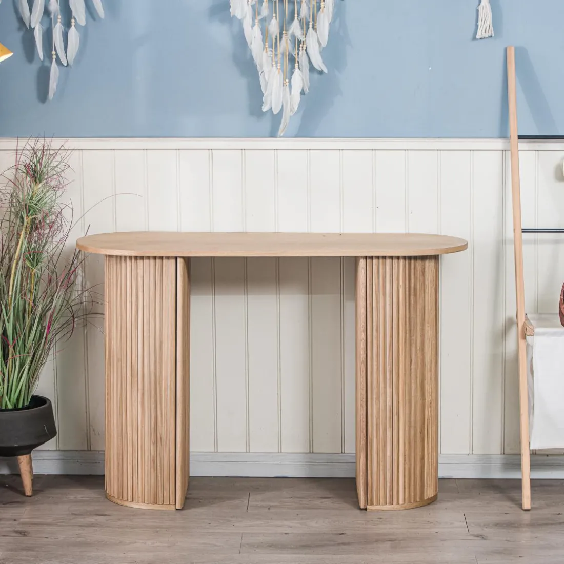 La console PIREUS son design scandinave et sa structure en bois massif