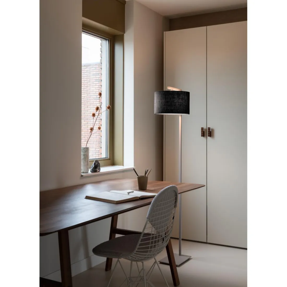 Lampadaire Boston sable abat-jour noir