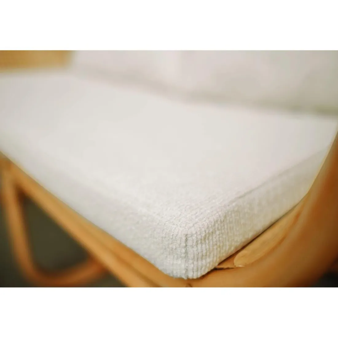 Le Canapé MOROTAI design scandinave épuré assise en rotin naturel et tissu etanche