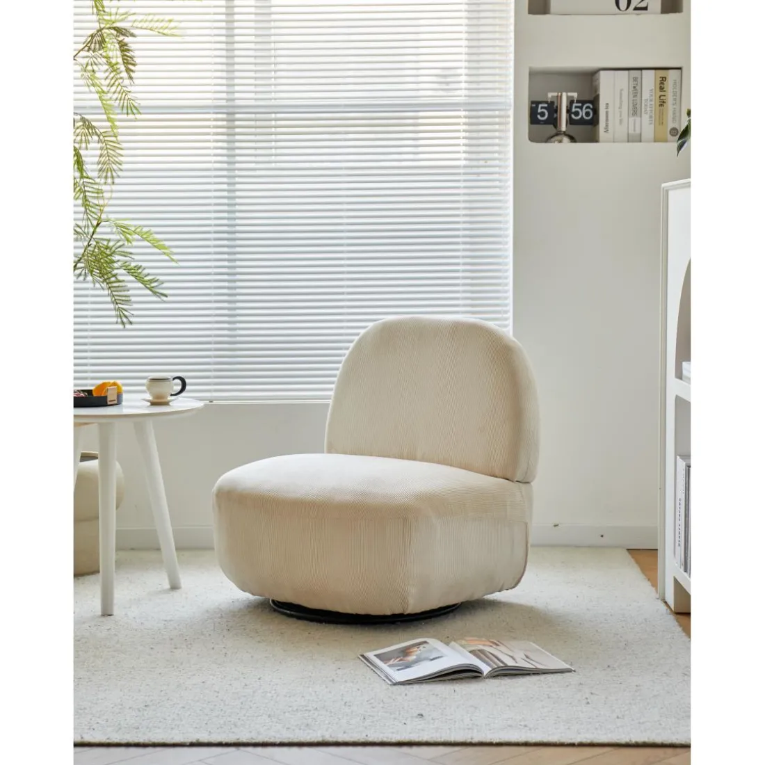 Le fauteuil de salon KAMPALA avec son design moderne beige