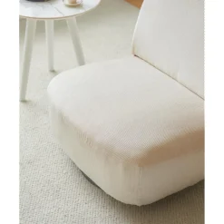 Le fauteuil de salon KAMPALA avec son design moderne beige