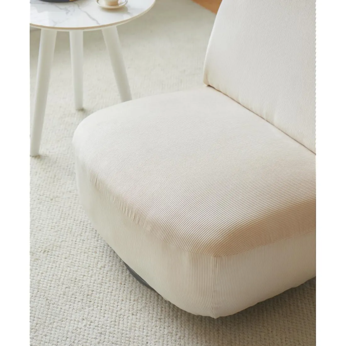 Le fauteuil de salon KAMPALA avec son design moderne beige