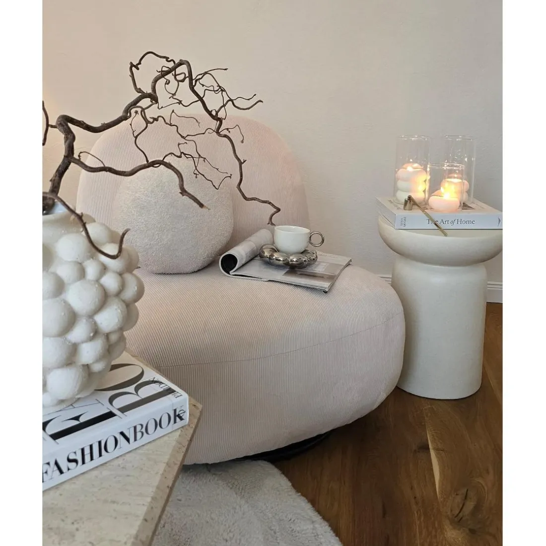 Le fauteuil de salon KAMPALA avec son design moderne beige